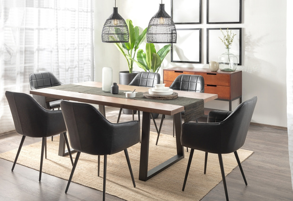 Visual moderno pagando menos: conjunto mesa industrial com quatro cadeiras