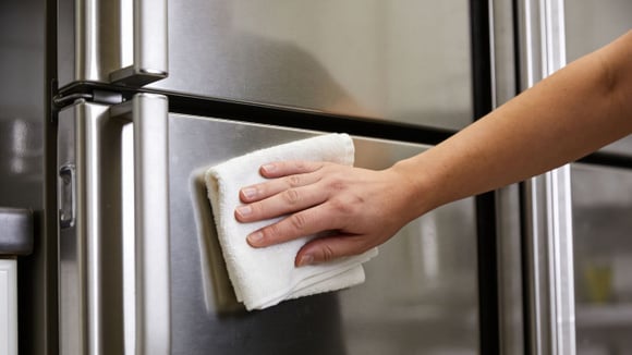 Não limpe as impressões digitais da geladeira com detergente: use esse ingrediente que todo mundo tem em casa para restaurar o brilho