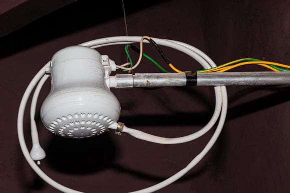 O chuveiro elétrico é um dos vilões da conta de luz, mas há um substituto que pode ser bem mais econômico