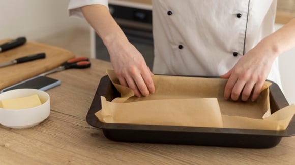 Por que chefs do mundo todo umedecem o papel manteiga antes de usá-lo na cozinha?