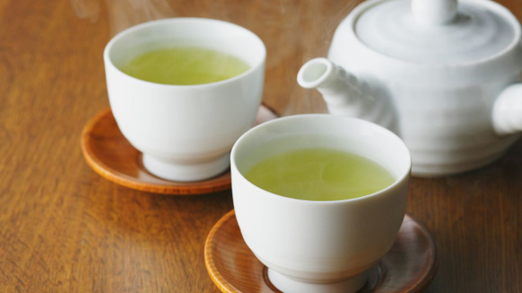 Chá verde em xícaras brancas (Créditos: Canva)