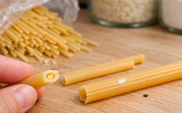 O que significa quando o macarrão aparece com uma marquinha branca e por que você deve descartar