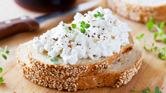 Queijo cottage: aprenda as melhores formas de consumir (Créditos: Canva)