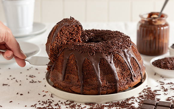 Parece receita de vó, mas é do TudoGostoso: o segredo do bolo de chocolate mais molhadinho para o Dia das Mães