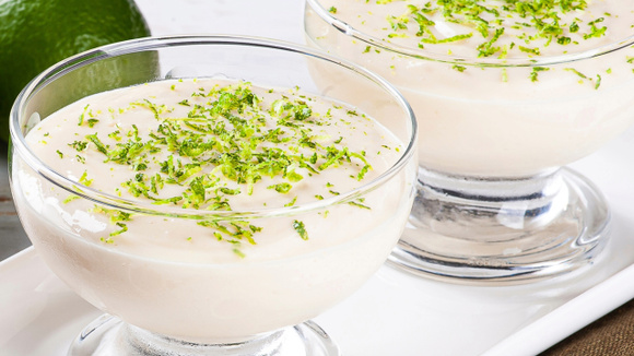 Mousse de limão com textura aveludada em taças e decorado com raspas de limão (Créditos: TudoGostoso)