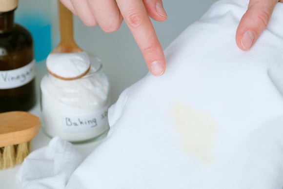Flávia Ferrari, especialista em dicas domésticas, revela: "A proporção exata de sal e bicarbonato para remover manchas amareladas das roupas brancas."