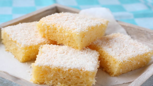 Nem manteiga, nem glúten, nem lactose: bolo nuvem de coco é perfeito pra começar a semana com uma receita fácil e deliciosa