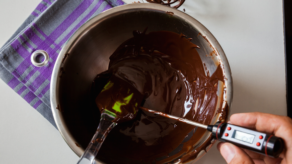 O que é temperagem de chocolate? Saiba como fazer em casa e conseguir uma renda extra na Páscoa