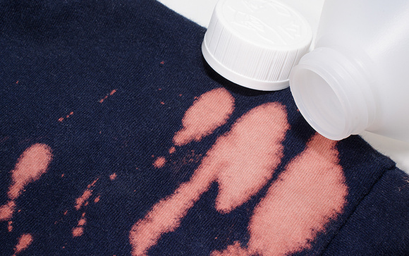 Mancha de água sanitária na roupa tem solução rápida com apenas um ingrediente, vem que eu te conto!