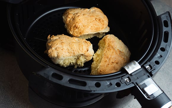 Não precisa ir à padaria, nem ao mercado: pãozinho de maisena na airfryer é a receita que o padeiro não quer que você descubra!