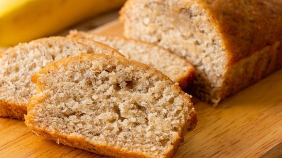 Nem açúcar, nem farinha, nem leite, nem ovo: desde que aprendi essa receita de bolo de banana saudável, só faço assim e é muito fofinho!