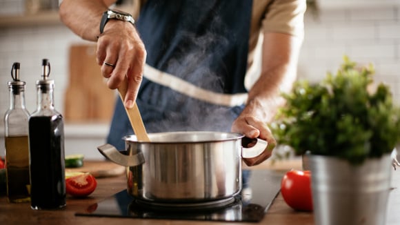 Adeus, preconceito! Infectologista faz importante esclarecimento após injustiça com cozinheiro: "HIV não se transmite pelo simples ato de preparar um prato"
