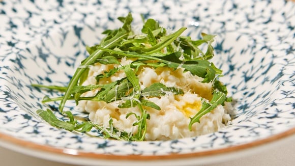 Risoto de rúcula e mussarela finalizada com folhas, azeite e queijo ralado por cima (Créditos: Shutterstock)