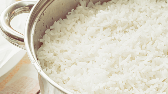 "Nunca deixe arroz cozido na bancada para depois, para o dia seguinte ou para não se sabe quando": entenda alerta de farmacêutica