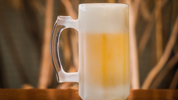 Cerveja quente nunca mais! Esta é a melhor dica para deixar suas latinhas sempre geladas na temperatura certa