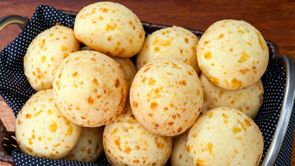 Essa é a receita que faço toda sexta e sábado aqui em casa: pão de queijo de liquidificador pra comer puro, com requeijão ou recheio doce