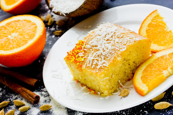 Nem glúten, nem lactose: bolo de coco com laranja mais macio que muita receita clássica que já comi por aí