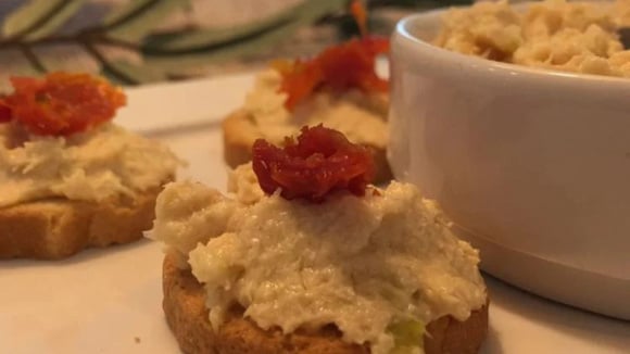 Além de gostoso, o patê de salmão deixa qualquer evento ainda mais chique. (Créditos: TudoGostoso/Antônio Bogo)