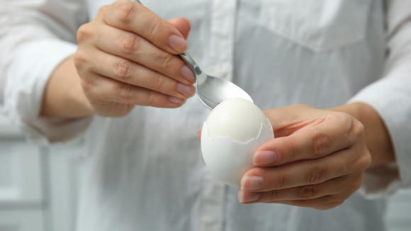 Descascar ovos cozidos ficou muito mais fácil: basta adicionar uma colher desse ingrediente à água fervente!