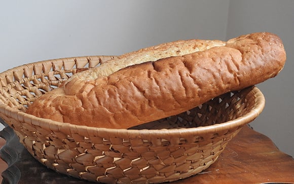 Por que o pão endurece tão rápido fora da geladeira? A ciência explica o que realmente acontece com a textura