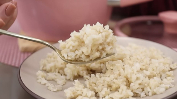 O tempero do arroz pode ser feito de acordo com o gosto de cada pessoa (Créditos: Reprodução/Isamara Amâncio/YouTube)