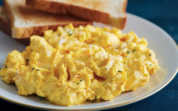 A maioria das pessoas prepara ovos mexidos com leite, mas eles ficam muito mais saborosos com outro ingrediente