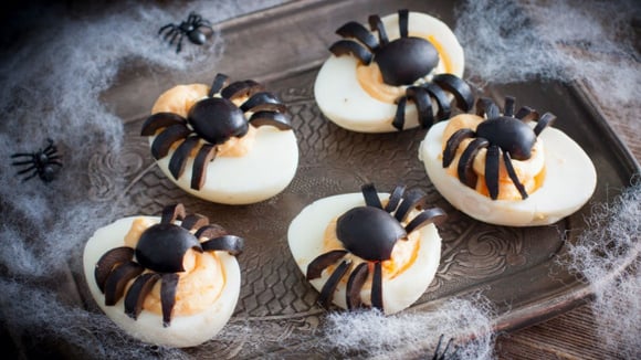 Ovos de aranha recheados com creme de gemas e enfeitado com azeitona picada (Créditos: Shutterstock)