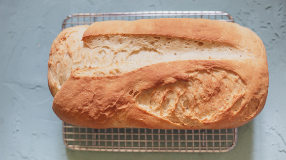 O pão fica excelente com esse truque! (Créditos: Canva)