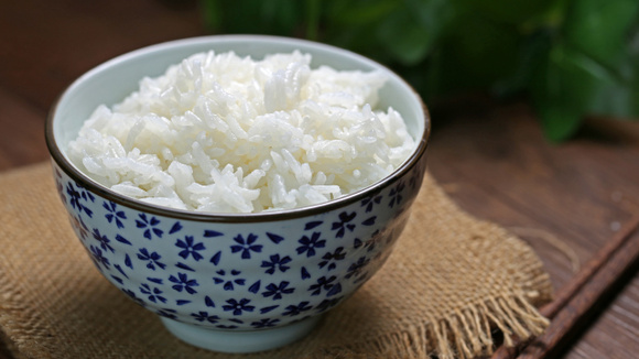 A lavagem pode fazer diferença no resultado final, mas o tipo de arroz também influencia (Créditos: Freepik)