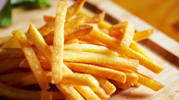 Por que as batatas devem ser deixadas de molho antes de fritar?