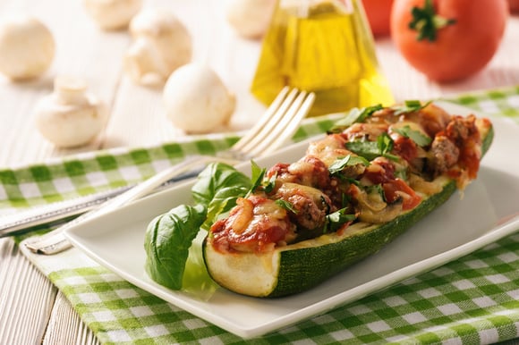 Abobrinha recheada é uma ótima forma de incluir o consumo do legume na dieta. (créditos: Shutterstock) 