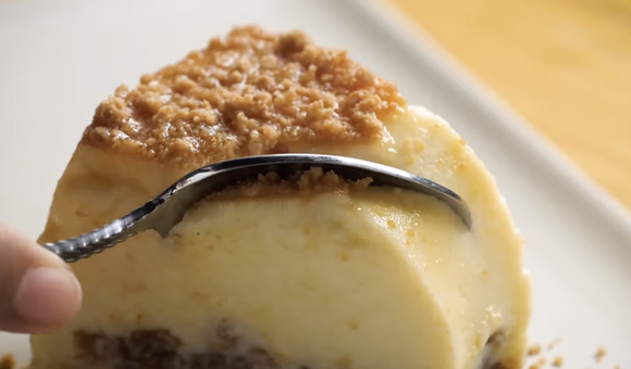 Doce tradicional de festa junina preparado em formato de pudim para o almoço de domingo. (Foto: Shutterstock)