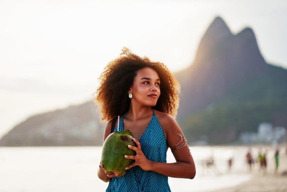 Eu bebo água de coco todos os dias depois que descobri esses 7 benefícios