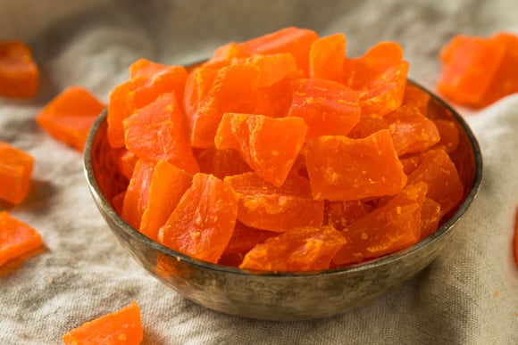 Mamão cristalizado fica uma delícia! (Créditos: Shutterstock)