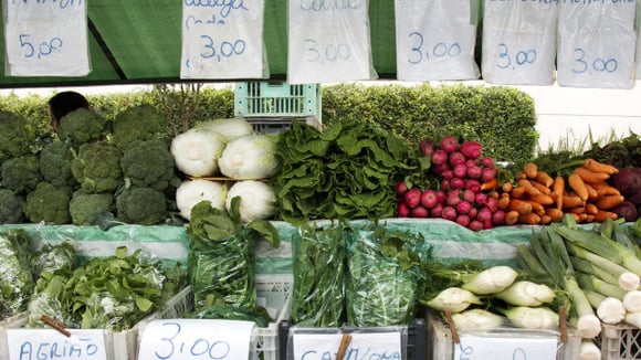 Esse vegetal esquecido na feira é uma potência em potássio: e ajuda a desinchar as pernas e melhorar a circulação