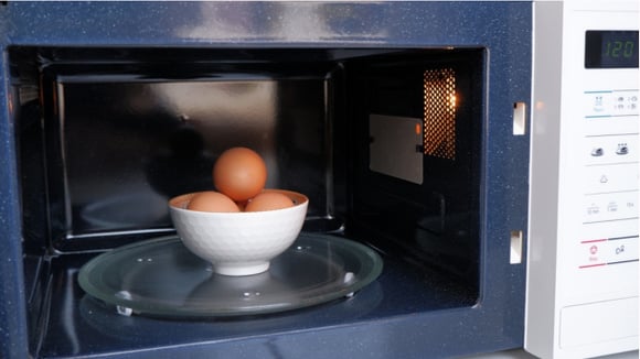 Ovos cozidos e mais 4 alimentos que não devem ser reaquecidos no micro-ondas