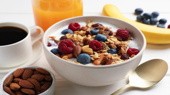O truque para um dia mais produtivo pode estar no seu café da manhã: o TudoGostoso revela os melhores alimentos