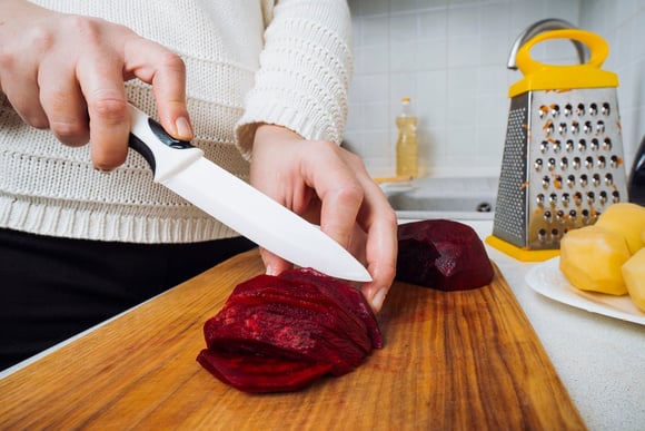 Você ainda cozinha o feijão com beterraba? Entenda por que esse costume brasileiro não é tão indicado por especialistas em nutrição