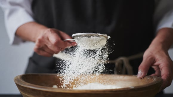Finalmente colocamos fim ao debate: é preciso peneirar farinha antes de fazer uma receita?