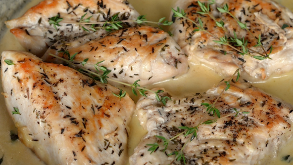 O resultado é uma carne macia, saborosa e acompanhada de um molho que faz toda a diferença. (Créditos: Shutterstock)