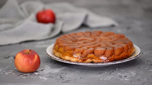 Tarte tatin é uma sobremesa de origem francesa feita com maçã caramelizada. (créditos: Shutterstock)