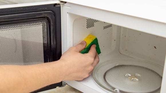 A limpeza do micro-ondas deve ser feita com os produtos adequados para não danificar o aparelho (Créditos: Shutterstock)