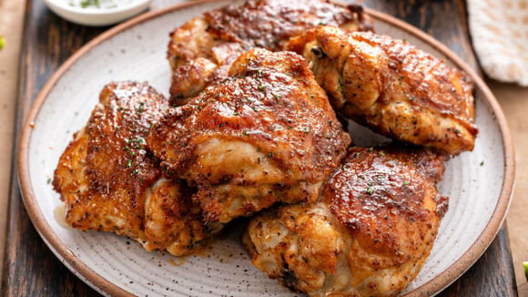 Os chefs espanhóis concordam: "O frango ao alho não melhora com mais alho, mas, sim, com molho de soja, o suco de um limão e alecrim."