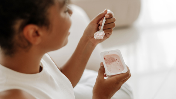 Qual é o iogurte mais saudável: Grego, natural, proteico ou kefir?