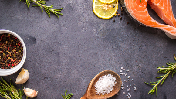 Sal de laranja e alecrim pra dar uma bossa exclusiva às suas receitas: tempero fácil de fazer que faz toda a diferença no sabor dos seus pratos