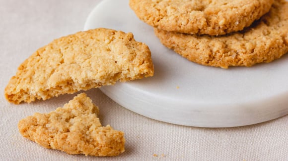 Combine aveia em flocos com coco para ter o melhor biscoitinho sem glúten para tomar com café!