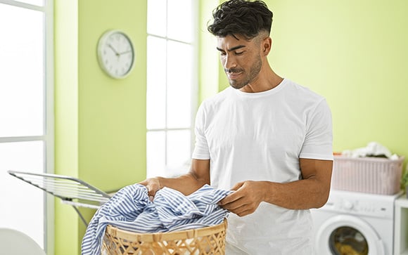 O melhor truque para secar roupas na máquina de lavar usando apenas uma toalha: testei e funciona mesmo