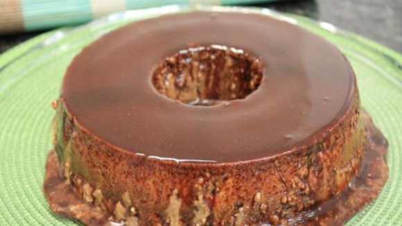 Essa receita de pudim de chocolate com calda de caramelo vai deixar suas tardes mais felizes!