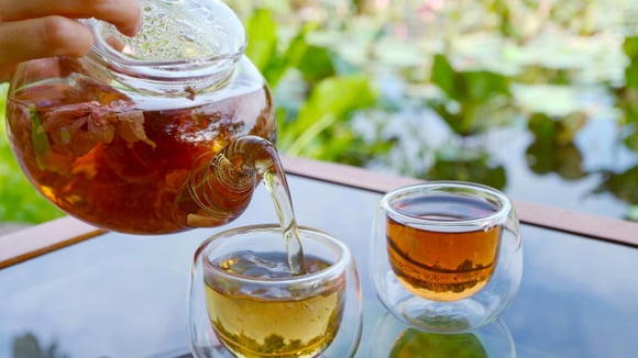 Com moderação, essas bebidas podem contribuir para a ingestão diária de líquidos (Créditos: Shutterstock)