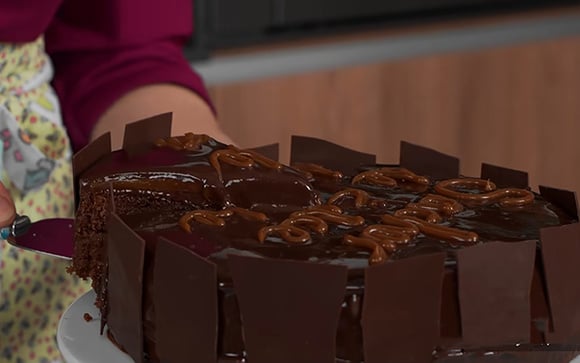 Descobri a receita desta torta sacher de doce de leite e agora faço toda semana: recheio aveludado deixa esse clássico ainda mais inesquecível!